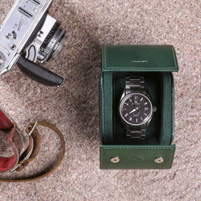 Roll porta orologi da 1 orologio in pelle saffiano verde con ricamo verde selva e Grand Seiko al suo interno