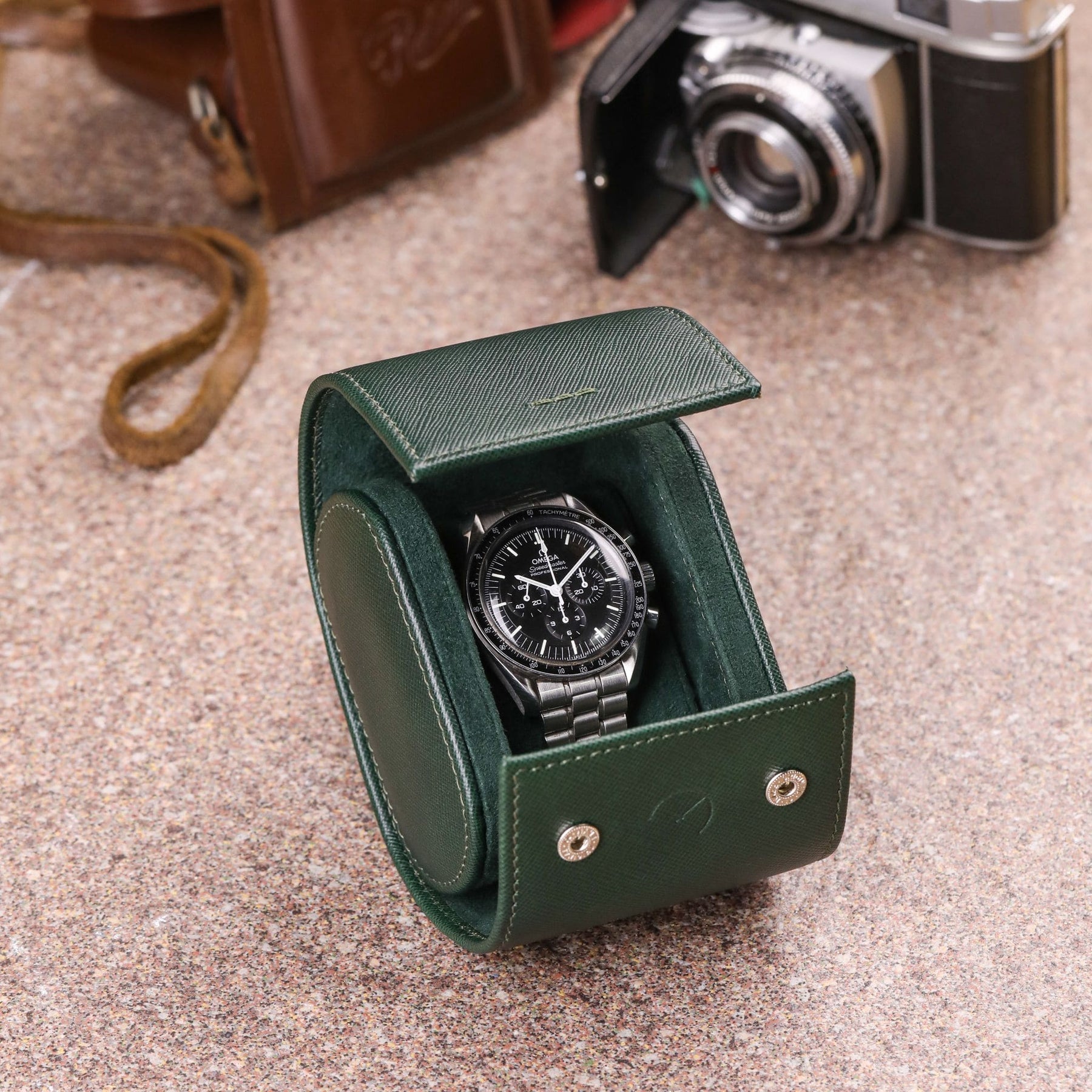 Roll porta orologi da 1 orologio in pelle saffiano verde con ricamo verde selva e Omega Speedmaster al suo interno