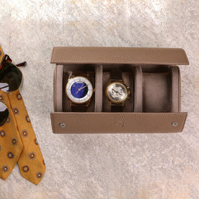 rotolo porta orologi in pelle color tortora da 3 orologi con De Bethune Starry Sky e Breguet al suo interno